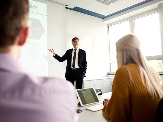 fhdw-fachhochschule-fuer-die-wirtschaft-0067-540x405 Schließe deinen Master in Marketing- und Vertriebsmanagement an der FHDW - Fachhochschule für die Wirtschaft Hannover ab! Jetzt mehr erfahren und bewerben.
